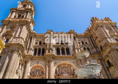 Blick auf die Kathedrale von Málaga, römisch-katholische Kirche in der Stadt Málaga. Blick vom Obispo-Platz, der zwischen 1528 und 1782 erbaut wurde Stockfoto