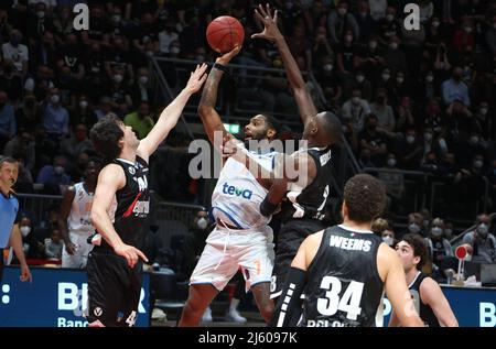 Bologna, Italien. 26. April 2022. Sindarius Thornwell (Ratiopharm Ulm) während des Viertelfinalmeisterschaftsmatches Segafredo Virtus Bologna gegen den Eurocup. Ratiopharm Ulm im Sportpalast Paladozza - Bologna, 26. April 2022 Quelle: Independent Photo Agency/Alamy Live News Stockfoto