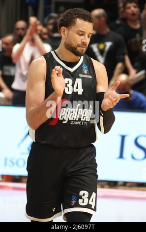 Bologna, Italien. 26. April 2022. Kyle Weems (Segafredo Virtus Bologna) während des Viertelfinalmeisterschaften-Eurocup-Spiels Segafredo Virtus Bologna gegen. Ratiopharm Ulm im Sportpalast Paladozza - Bologna, 26. April 2022 Quelle: Independent Photo Agency/Alamy Live News Stockfoto