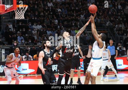 Bologna, Italien. 26. April 2022. Daniel Hackett (Segafredo Virtus Bologna) während des Viertelfinalmeisterschaften-Eurocup-Spiels Segafredo Virtus Bologna gegen. Ratiopharm Ulm im Sportpalast Paladozza - Bologna, 26. April 2022 Quelle: Independent Photo Agency/Alamy Live News Stockfoto