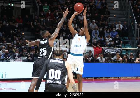 Bologna, Italien. 26. April 2022. Semaj Christon (Ratiopharm Ulm) beim Viertelfinale der Eurocup-Meisterschaft Segafredo Virtus Bologna gegen. Ratiopharm Ulm im Sportpalast Paladozza - Bologna, 26. April 2022 Quelle: Independent Photo Agency/Alamy Live News Stockfoto