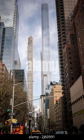 Milliardär's Row, eine Sammlung von übergroßen Wohnhäusern für die Überreichen, die hauptsächlich in der West 57. Street am Samstag, den 16. April 2022, zu finden sind. Die Medien berichten, dass einige russische Oligarchen die Row-Immobilien ihrer Milliardäre verkaufen, bevor die erwarteten Vermögenseinfrieren und Sanktionen verhängt werden. (© Richard B. Levine) Stockfoto