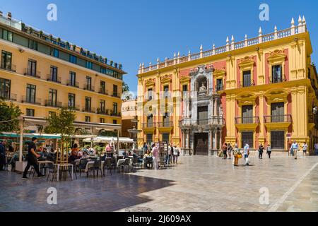 Blick vom Obispo Platz vor der Kathedrale von Malaga. Berühmte Promenade mit vielen Restaurants und Bars. Stockfoto