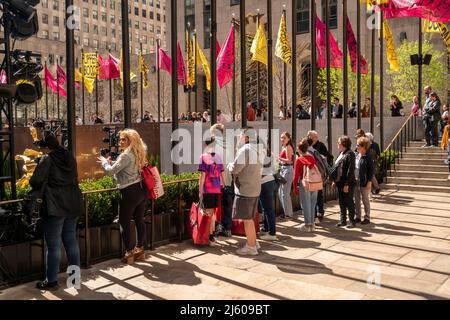 Am großen Eröffnungstag, Freitag, den 15. April 2022, beobachten die Menschen im FlipperÕs Roller Boogie Palace im Rockefeller Center in New York Skater. Das Rockefeller Center hat die legendäre Rollschuhbahn FlipperÕs von Los Angeles nachgebaut, die 1981 geschlossen wurde, indem es ihre legendäre Eislaufbahn durch eine Rollbahn ersetzt. Das Rockefeller Center hatte zuletzt 1940 eine Rollschuhbahn. (© Richard B. Levine) Stockfoto