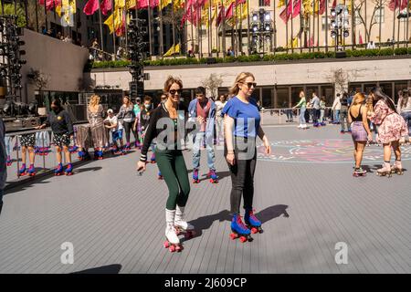 New Yorker und Touristen skaten am großen Eröffnungstag, Freitag, den 15. April 2022, um Flipper’s Roller Boogie Palace im Rockefeller Center in New York. Das Rockefeller Center hat die legendäre Rollschuhbahn Flipper’s in Los Angeles nachgebaut, die 1981 geschlossen wurde, indem sie ihre legendäre Eislaufbahn durch eine Rollbahn ersetzt hat. Das Rockefeller Center hatte zuletzt 1940 eine Rollschuhbahn. (© Richard B. Levine) Stockfoto