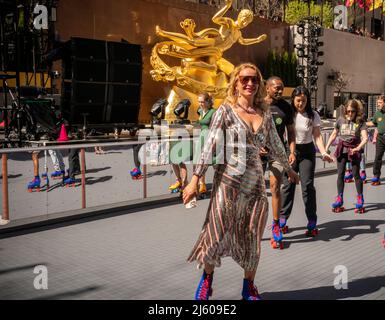 New Yorker und Touristen skaten am großen Eröffnungstag, Freitag, den 15. April 2022, um Flipper’s Roller Boogie Palace im Rockefeller Center in New York. Das Rockefeller Center hat die legendäre Rollschuhbahn Flipper’s in Los Angeles nachgebaut, die 1981 geschlossen wurde, indem sie ihre legendäre Eislaufbahn durch eine Rollbahn ersetzt hat. Das Rockefeller Center hatte zuletzt 1940 eine Rollschuhbahn. (© Richard B. Levine) Stockfoto