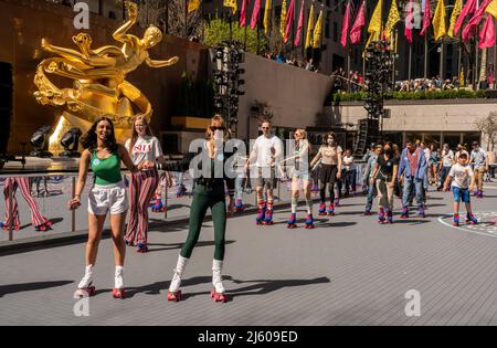 New Yorker und Touristen skaten am großen Eröffnungstag, Freitag, den 15. April 2022, um Flipper’s Roller Boogie Palace im Rockefeller Center in New York. Das Rockefeller Center hat die legendäre Rollschuhbahn Flipper’s in Los Angeles nachgebaut, die 1981 geschlossen wurde, indem sie ihre legendäre Eislaufbahn durch eine Rollbahn ersetzt hat. Das Rockefeller Center hatte zuletzt 1940 eine Rollschuhbahn. (© Richard B. Levine) Stockfoto