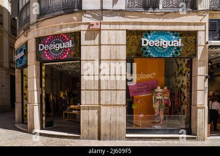 Desigual Shop im alten Zentrum von Malaga Stadt. Das Hotel liegt an der Hauptstraße und berühmten Straße Larios, im Herzen der Stadt. Stockfoto