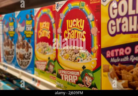 Am Montag, den 18. April 2022, wurden in den Supermarktregalen in New York Kartons mit Frühstückscerealien von General Mills, einschließlich Lucky Charms, ausgestellt. Die US Food and Drug Administration kündigte an, dass sie Ermittlungen anstellen werde, nachdem sie Tausende von Berichten erhalten hatte, wonach Menschen nach dem Verzehr des Getreides erkrankt waren. (© Richard B. Levine) Stockfoto