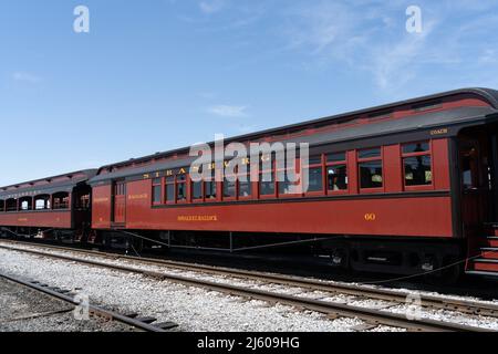 Strasburg, PA, USA - 20,2022. April: Dampfzug macht sich bereit für eine szenische Zugfahrt durch Lancaster County, Pennsylvania Stockfoto