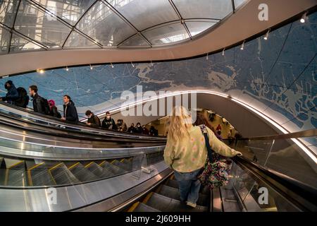 Pendler betreten und verlassen die LIRR-Ebene am Dienstag, den 19. April 2022, in der gerade renovierten Pennsylvania Station in New York. (© Richard B. Levine) Stockfoto