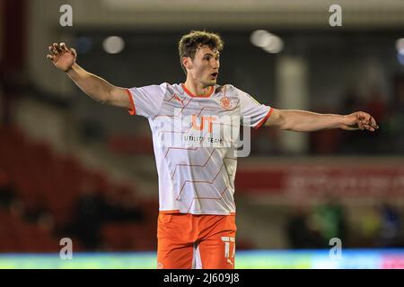 Barnsley, Großbritannien. 26. April 2022. Matty Virtue #17 von Blackpool gibt am 4/26/2022 seine Teamanweisungen in Barnsley, Großbritannien. (Foto von Mark Cosgrove/News Images/Sipa USA) Quelle: SIPA USA/Alamy Live News Stockfoto