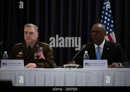 Ramstein Air Base, Deutschland. 26. April 2022. Der Vorsitzende der Generalstabschefs, General Mark Milley, Verteidigungsminister Lloyd J. Austin III, nimmt an der Sitzung der Ukraine Defense Consultative Group auf dem Luftwaffenstützpunkt Ramstein, Deutschland, am 26. April 2002 Teil. Austin traf sich mit seinen NATO-Amtskollegen und über 40 weiteren Nationen, um sowohl den aktuellen als auch den zukünftigen Verteidigungsbedarf der Ukraine zu erörtern. (Bild: © Chad McNeeley/DOD via ZUMA Press Wire Service/ZUMAPress.com) Stockfoto