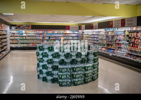 Milchabteilung eines Supermarkts in New York, mit einer Ausstellung von abgefülltem Wasser der Poland Spring, am Montag, den 18. April 2022. Die Inflation ist im März um 8,5 % im Vergleich zum Vorjahreszeitraum gestiegen. Dies war der größte Anstieg seit 1981. (© Richard B. Levine) Stockfoto