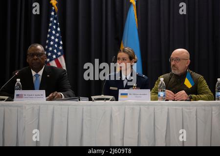 Ramstein Air Base, Deutschland. 26. April 2022. Verteidigungsminister Lloyd J. Austin III und der ukrainische Verteidigungsminister Oleksii Reznikov nehmen am 26. April 2002 am Treffen der Ukraine-Verteidigungsberatungsgruppe auf dem Luftwaffenstützpunkt Ramstein, Deutschland, Teil. Austin traf sich mit seinen NATO-Amtskollegen und über 40 weiteren Nationen, um sowohl den aktuellen als auch den zukünftigen Verteidigungsbedarf der Ukraine zu erörtern. (Bild: © Chad McNeeley/DOD via ZUMA Press Wire Service/ZUMAPress.com) Stockfoto