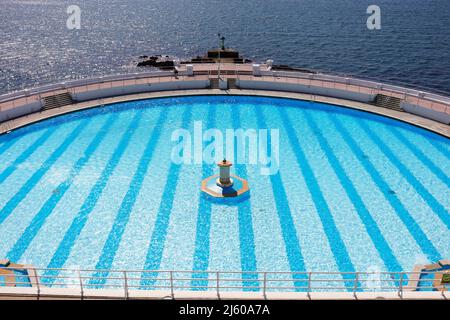 Plymouth, Devon, Großbritannien. 26.. April 2022. Ein sonniger Frühlingstag im Hoe in Plymouth. Tinten Lido ist ein Salzwasser Art Deco Stil Swimmingpool buil Stockfoto