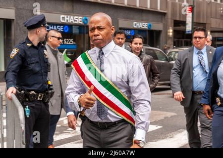 Der Bürgermeister von New York, Eric Adams, kommt vor der jährlichen Persian Parade, zurück von einer zweijährigen Pandemie-Pause, am Sonntag, dem 24. April 2022, auf der Madison Ave. In New York an. Die Parade feiert Nowruz, Neujahr in der Farsi-Sprache. Der Feiertag symbolisiert die Reinigung der Seele und geht auf die vorislamische Religion des Zoroastrismus zurück. (© Richard B. Levine) Stockfoto