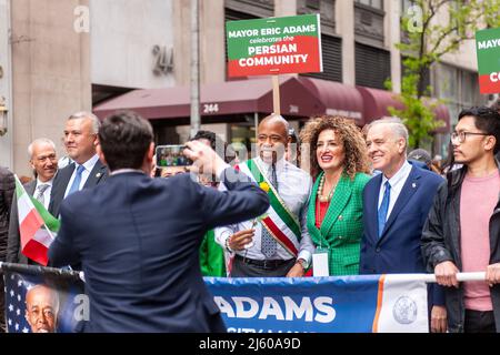 Der Bürgermeister von New York, Eric Adams, marschiert mit Würdenträgern bei der jährlichen Persian Parade, die nach einer zweijährigen Pandemie-Pause am Sonntag, dem 24. April 2022, in der Madison Ave. In New York stattfand. Die Parade feiert Nowruz, Neujahr in der Farsi-Sprache. Der Feiertag symbolisiert die Reinigung der Seele und geht auf die vorislamische Religion des Zoroastrismus zurück. (© Richard B. Levine) Stockfoto