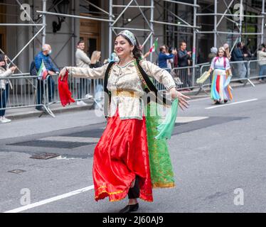 Iranische Amerikaner und ihre Anhänger bei der jährlichen Persian Parade, die nach einer zweijährigen Pandemie-Pause am Sonntag, dem 24. April 2022, auf der Madison Ave. In New York stattfand. Die Parade feiert Nowruz, Neujahr in der Farsi-Sprache. Der Feiertag symbolisiert die Reinigung der Seele und geht auf die vorislamische Religion des Zoroastrismus zurück. (© Richard B. Levine) Stockfoto