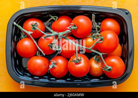 In New York wurden am Dienstag, dem 19. April 2022, in der Tablettverpackung heiße Tomaten angebaut. (© Richard B. Levine) Stockfoto