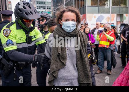 Umweltaktivisten, die mit Extinction Rebellion in Verbindung stehen, leisten zivilen Ungehorsam, indem sie am Samstag, dem 23. April 2022, den Verkehr auf der Sixth Avenue in New York blockieren. Der Protest lenkte die Aufmerksamkeit auf die Untätigkeit der Regierung, die Klimakatastrophe zu stoppen, und die Demonstranten wurden daraufhin verhaftet (© Richard B. Levine) Stockfoto