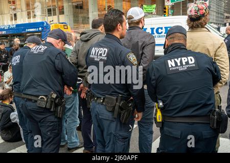 Umweltaktivisten, die mit Extinction Rebellion in Verbindung stehen, leisten zivilen Ungehorsam, indem sie am Samstag, dem 23. April 2022, den Verkehr auf der Sixth Avenue in New York blockieren. Der Protest lenkte die Aufmerksamkeit auf die Untätigkeit der Regierung, die Klimakatastrophe zu stoppen, und die Demonstranten wurden daraufhin verhaftet (© Richard B. Levine) Stockfoto