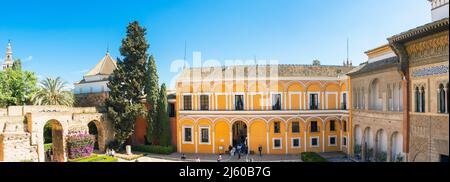 Panorama Royal Alcázar von Sevilla Wahrzeichen maurischer Königspalast mit Brunnen gefüllte Gärten kunstvoll verzierte Bögen und Fliesen aus dem 16. Jahrhundert in Sevilla Sevilla Spanien Stockfoto