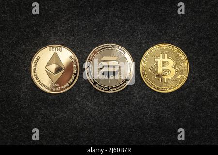 Solana SOL, Ethereum ETH und Bitcoin BTC Kryptowährung physische Münze. Stockfoto