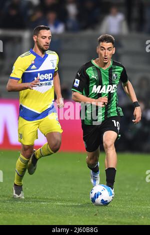 REGGIO NELL'EMILIA, ITALIEN - 25. APRIL: Filip Djuricic aus dem US-amerikanischen Sassuolo kämpft mit Mattia De Sciglio aus Juventus um den Ball, während des Serie-A-Spiels zwischen US Sassuolo und Juventus im Mapei-Stadion - Citta' del Tricolore am 25. April 2022 in Reggio nell'Emilia, Italien. (Foto nach MB-Medien) Stockfoto