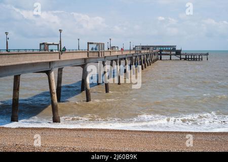 Die ikonische Struktur der Pier im brutalistischen Stil in Deal, Großbritannien Stockfoto