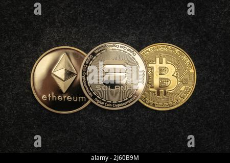 Solana SOL, Ethereum ETH und Bitcoin BTC Kryptowährung physische Münze. Stockfoto