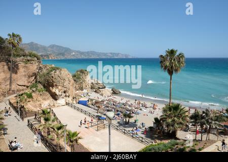 Blick auf den Strand von Calahonda (Playa de la Calahonda) von der Plaza Balcón de Europa, Nerjas berühmteste Strand. Stockfoto