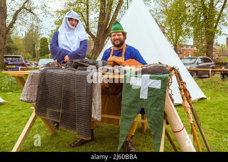Ein Waffengatter oder Heuberger zeigt Kettenpost, die er bei einer Nachstellung eines mittelalterlichen Lagers auf dem Gelände von Tamworth Castle, England, angefertigt hat. Stockfoto