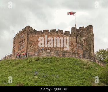 Tamworth Castle ist ein normannisches Schloss und ein denkmalgeschütztes Gebäude. Das Schloss ist mit der Flagge des Heiligen Georg abgebildet. Stockfoto