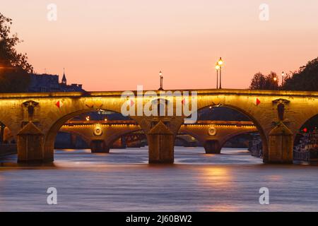 Marie Brücke, zwischen Saint Louis Insel und das Quai des Celestins. Blick von der Seine bei Nacht, Paris, Frankreich. Stockfoto