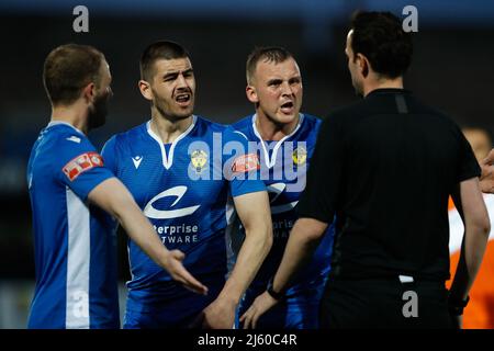 SOUTH SHIELDS, GROSSBRITANNIEN. APR 26. die Spieler von Warrington Town streiten mit dem Schiedsrichter während des Halbfinalmatches der Northern Premier League zwischen South Shields und Warrington Town im Mariners Park, South Shields am Dienstag, den 26.. April 2022. (Kredit: Will Matthews | MI News) Kredit: MI News & Sport /Alamy Live News Stockfoto