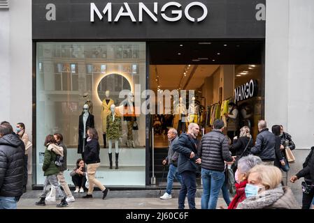 Madrid, Spanien. 20. März 2022. Fußgänger laufen am spanischen Mango-Laden der multinationalen Bekleidungsmarke vorbei. Kredit: SOPA Images Limited/Alamy Live Nachrichten Stockfoto