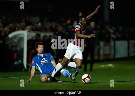 SOUTH SHIELDS, GROSSBRITANNIEN. APR 26. Darius Osei von South Shields wird am Dienstag, den 26.. April 2022, während des Halbfinalmatches von South Shields und Warrington Town im Mariners Park, South Shields, im Premier Play Off der Northern Premier League beschuckt. (Kredit: Will Matthews | MI News) Kredit: MI News & Sport /Alamy Live News Stockfoto