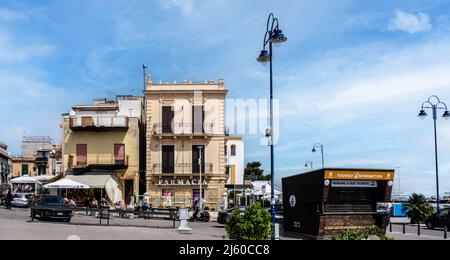 Das Dorfzentrum von Mondello, ein kleines Dorf in der Nähe von Palermo, Sizilien, Italien. Stockfoto