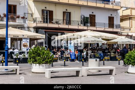 Essen gehen im Dorf Mondello, Sizilien, Italien. Stockfoto