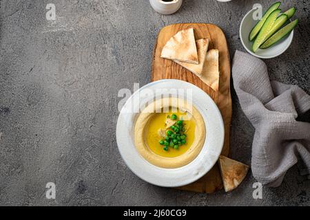 Libanesischer Hommos mit Pita-Brot und Gemüse Stockfoto
