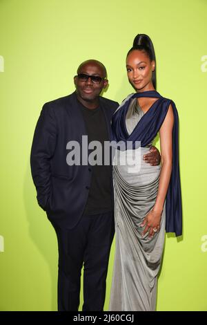 London, Großbritannien. 26.. April 2022. Model Jourdan Dunn und Chefredakteur der britischen Vogue Edward Enninful nehmen am Finale des Internationalen Woolmark-Preises 2022 bei 180 Strand in London Teil.Quelle: John Davies/Alamy Live News Stockfoto