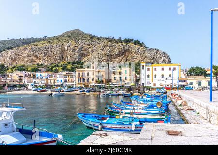 Die farbenfrohen kleinen Fischerboote liegen entlang des Piers in Mondello, Sizilien, Italien. Stockfoto