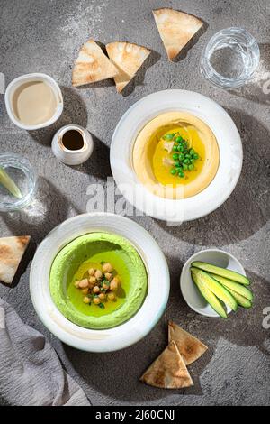 Köstlicher arabischer Hummus mit frischer Gurke, Blick von oben Stockfoto