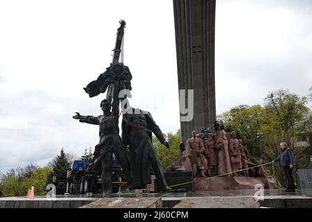 Nicht exklusiv: KIEW, UKRAINE - 26. APRIL 2022 - die Demontage der Bronzeskulptur von zwei Arbeitern im Zentrum von Kiew im Jahr 1982 installiert 'zu cel Stockfoto