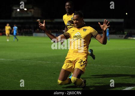 London, Großbritannien. 26. April 2022. Alistair Smith von Sutton United feiert den dritten Treffer seines Teams. EFL Skybet Football League Two match, Sutton Utd gegen Crawley Town im VBS Community Stadium in Sutton, London, am Dienstag, 26.. April 2022. Dieses Bild darf nur für redaktionelle Zwecke verwendet werden. Nur zur redaktionellen Verwendung, Lizenz für kommerzielle Nutzung erforderlich. Keine Verwendung bei Wetten, Spielen oder Veröffentlichungen in einem Club/einer Liga/einem Spieler. PIC von Steffan Bowen/Andrew Orchard Sports Photography/Alamy Live News Credit: Andrew Orchard Sports Photography/Alamy Live News Stockfoto