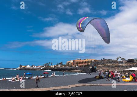 dh La Caleta COSTA ADEJE TENERIFFA Paragliding Playa De La Enramada Strände schwarzer Sandstrand Südküste Paragleiter Touristen Tandem Stockfoto