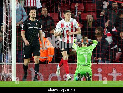 Rotherham United Torwart Viktor Johansson reagiert, nachdem Michael Ihiekwe (nicht abgebildet) von Rotherham United während des Sky Bet League One Spiels im Stadium of Light, Sunderland, ein eigenes Tor erzielt hat. Bilddatum: Dienstag, 26. April 2022. Stockfoto