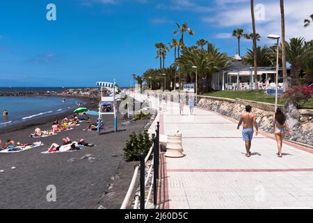 dh Playa del Duque COSTA ADEJE TENERIFFA Touristen zu Fuß Prome Küste Promenade Stockfoto