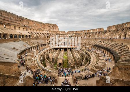 Großartiger Blick auf das Kolosseum am Tag unter wolkenverhangendem Himmel in der Stadt Rom, Italien 01 Stockfoto